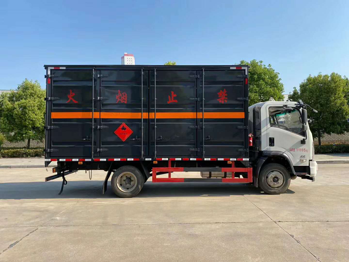 大運危險品危險廢物運輸車1.jpg 大運危險品危險廢物運輸車1.jpg