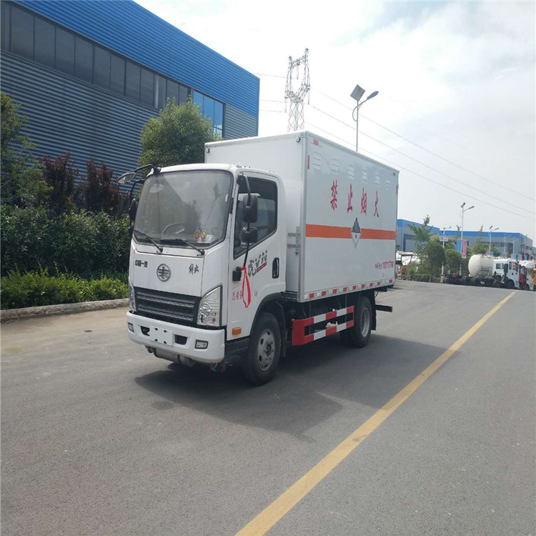 解放雜項危險品運輸車前臉.jpg