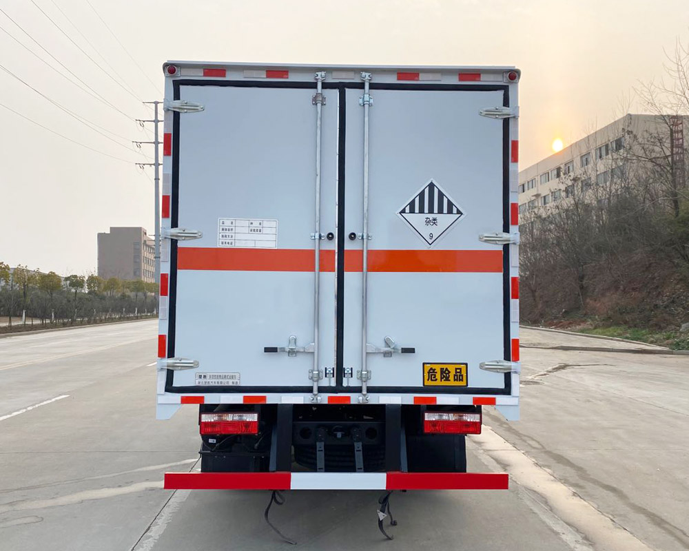 CSC5125XZW6型雜項危險物品廂式運輸車5.jpg