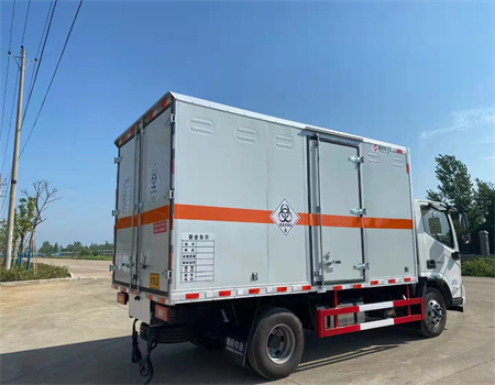 福田4米黃牌危險(xiǎn)品廂式運(yùn)輸�?.jpg