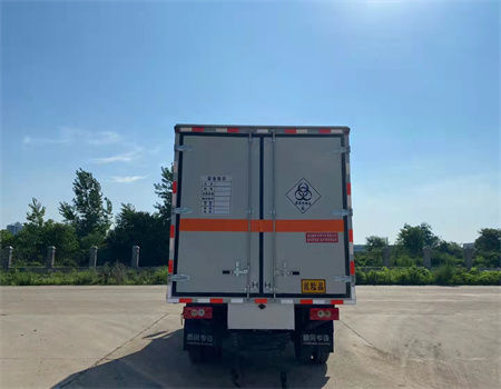 福田4米黃牌危險(xiǎn)品廂式運(yùn)輸�?.jpg